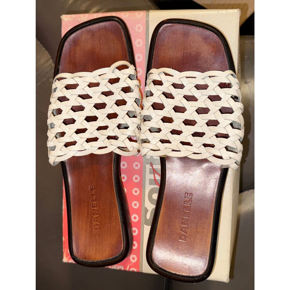 DANELLE COMFORT AND STYLE IN A SLIP ON SANDALS  OFF WHITE AND BROWN SIZE 8